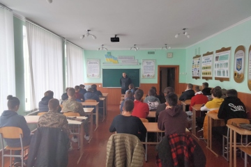 Зустріч з командиром взводу, випускником закладу Дейною Дмитром