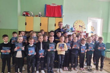 Зустріч учнів 1-Б класу з представником ДСНС та юними рятувальниками