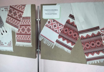 До Сухомлинівських днів учні зібрали родинні вишивки та продемонстрували їх на виставці