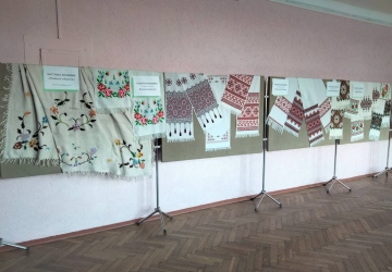 До Сухомлинівських днів учні зібрали родинні вишивки та продемонстрували їх на виставці