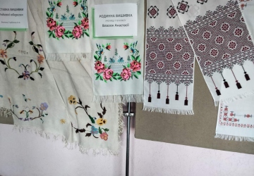 До Сухомлинівських днів учні зібрали родинні вишивки та продемонстрували їх на виставці