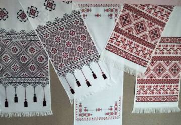 До Сухомлинівських днів учні зібрали родинні вишивки та продемонстрували їх на виставці