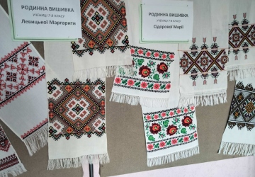 До Сухомлинівських днів учні зібрали родинні вишивки та продемонстрували їх на виставці