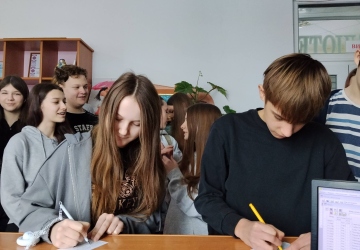Практичне заняття з інформатики у Волинській обласній бібліотеці для юнацтва