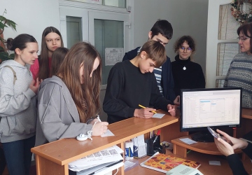 Практичне заняття з інформатики у Волинській обласній бібліотеці для юнацтва