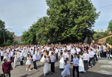 Останній дзвоник кличе у розмай