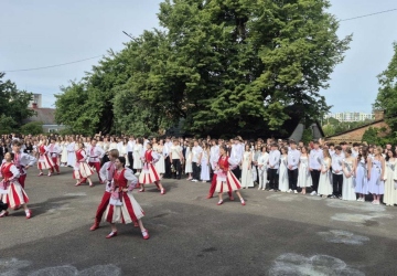 Останній дзвоник кличе у розмай