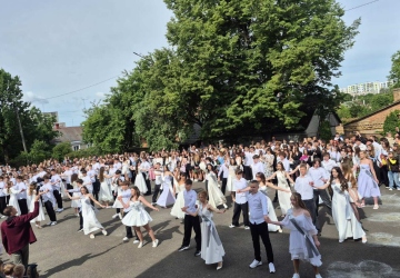 Останній дзвоник кличе у розмай
