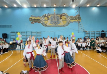 Перший дзвоник святково лунай!