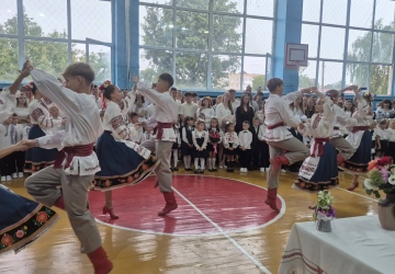 Перший дзвоник святково лунай!