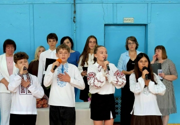 Перший дзвоник святково лунай!