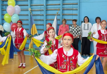 Перший дзвоник святково лунай!