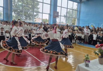 Перший дзвоник святково лунай!