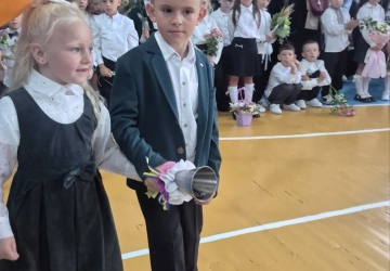 Перший дзвоник святково лунай!