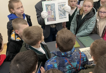 Учні 3-В класу переглянули виставку, присвячену 152-ій річниці від дня народження Лесі Українки