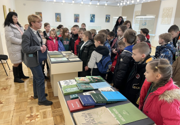 Учні 3-В класу переглянули виставку, присвячену 152-ій річниці від дня народження Лесі Українки