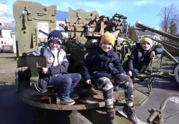Учні 2-В класу побували на екскурсії у музеї українського війська та військової техніки